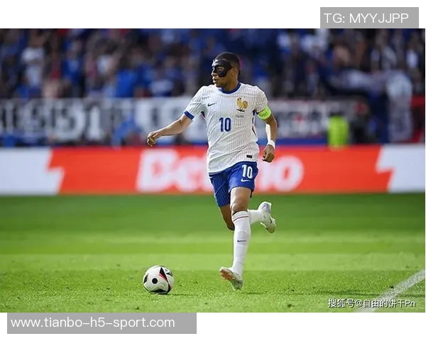 姆巴佩精彩过人遭对手推倒主裁对其进行严厉教育引发热议 姆巴佩精彩过人遭对手推倒主裁对其进行严厉教育引发热议